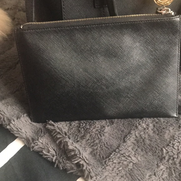 Original Guess wristlet - Picture 4 of 4
